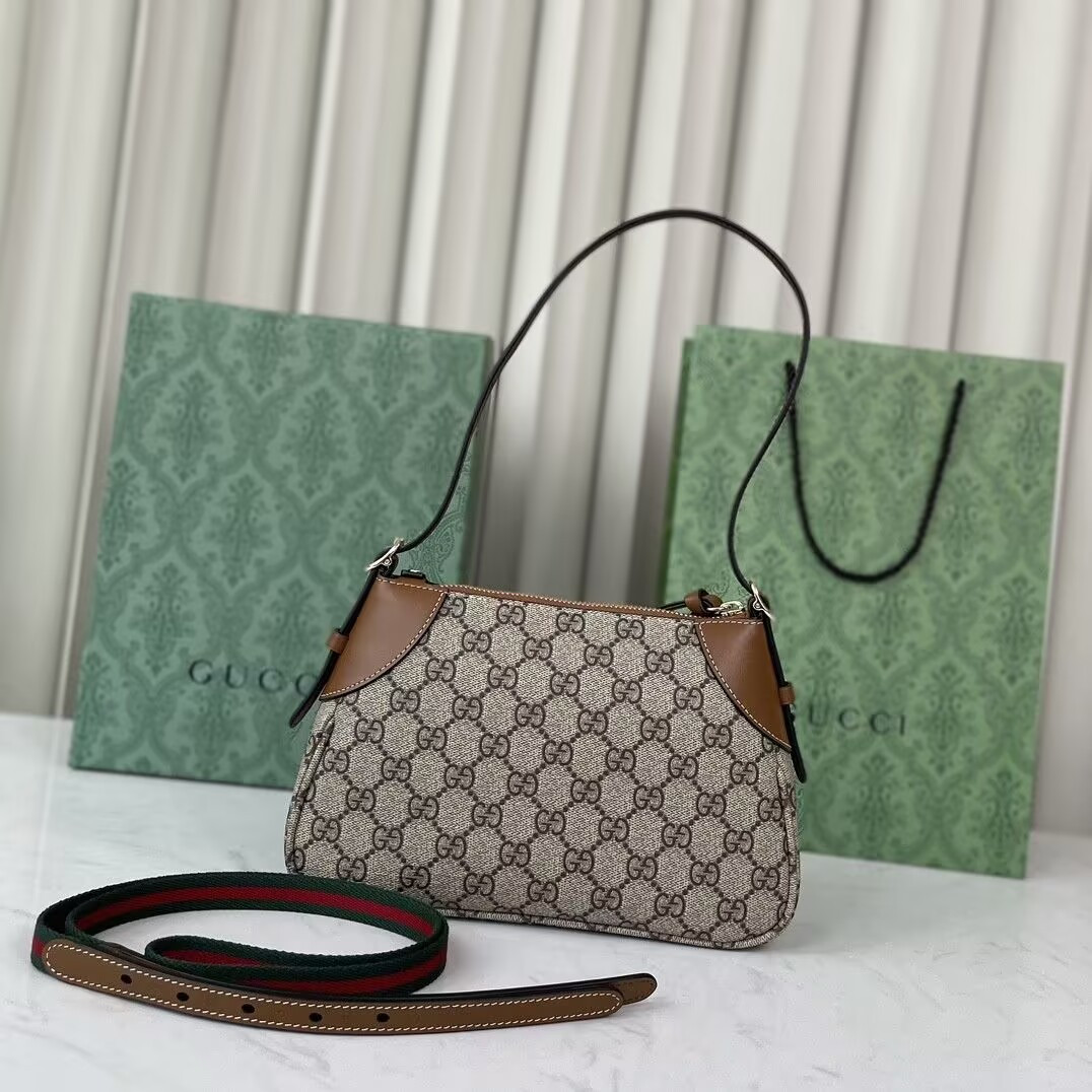 Gucci GG Emblem Shoulder Bag 24.5x16x16cm