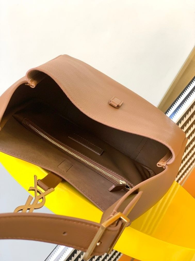 YSL LE 5 À 7 SUPPLE SMALL IN GRAINED LEATHER 23 x 22 x 8.5 cm