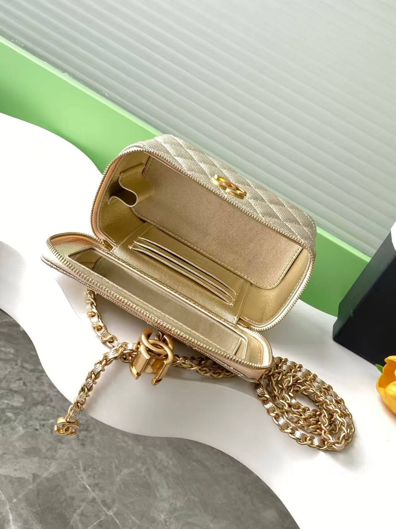 CHANEL Vanity With Chain 9.5x17x8cm