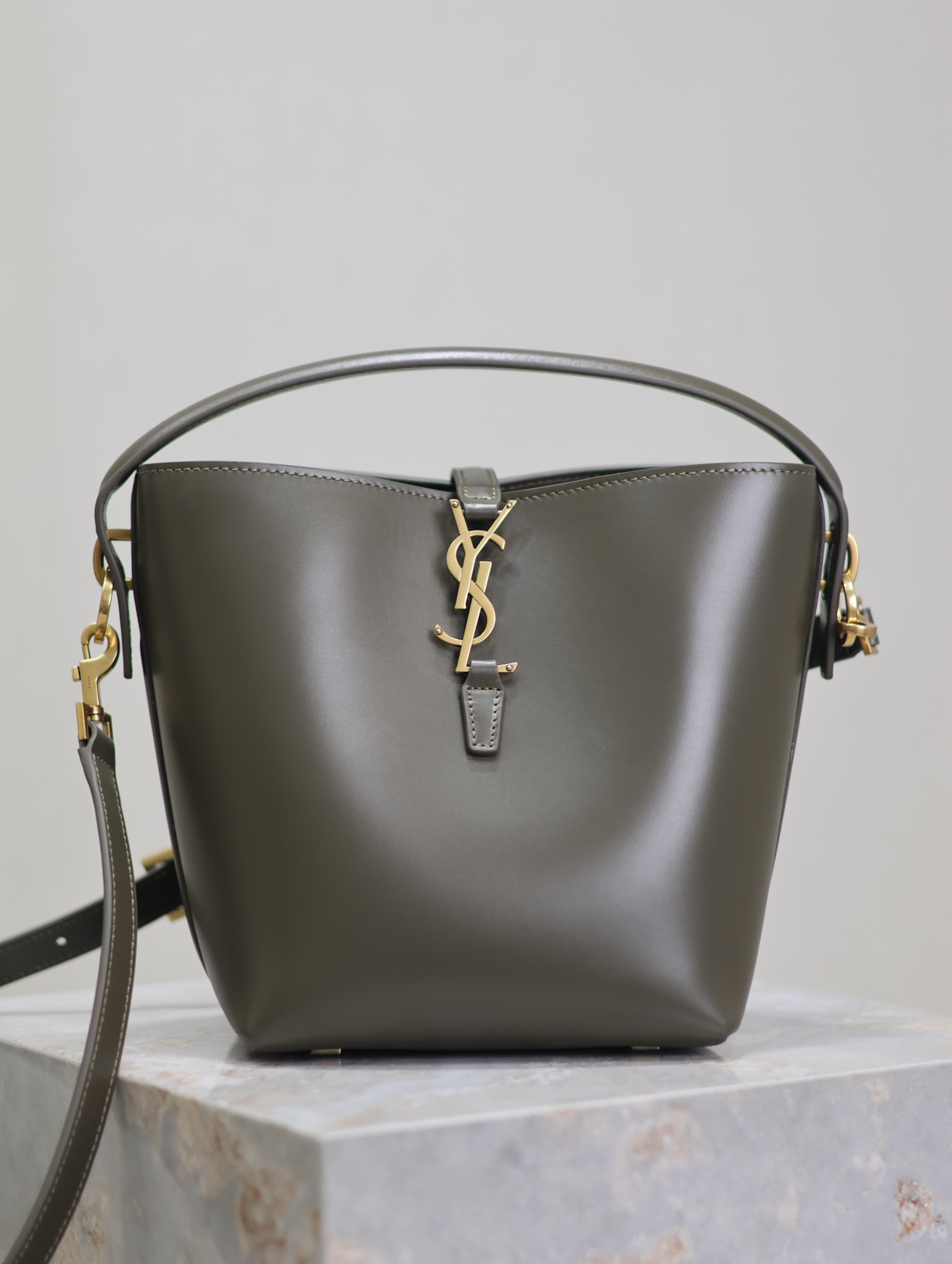 YSL LE 37 In Shiny Leather 17x20x13cm