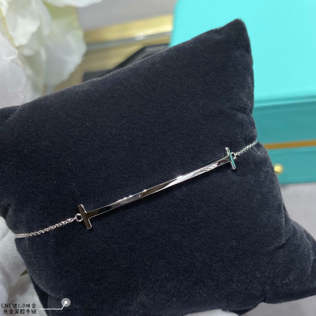 Tiffany & Co. Smile Smooth Pendant Bracelet