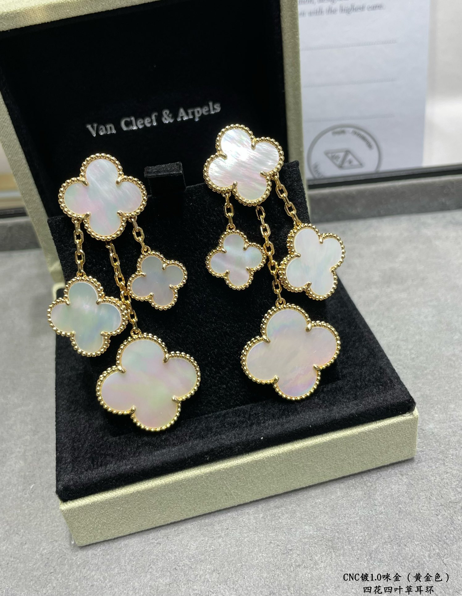 Van Cleef & Arpels High-grade white fritillary four-flower four-leaf clover Earrings