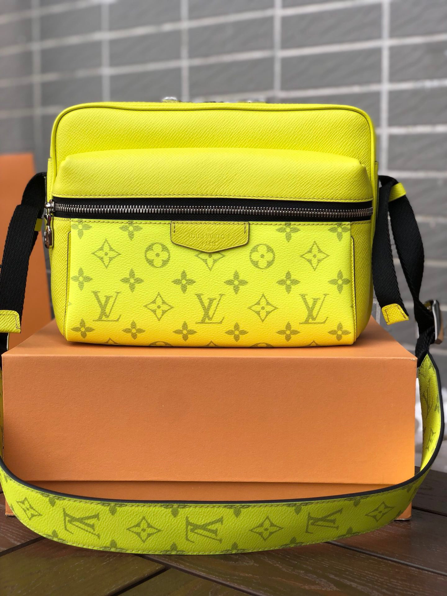 LV OUTDOOR MESSENGER M30239