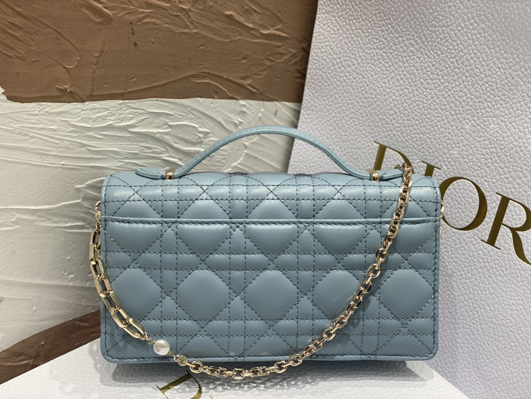 MISS DIOR MINI BAG Cloud Blue Cannage Lambskin S0980ONMJ_M81B 21 x 11.5 x 4.5 cm