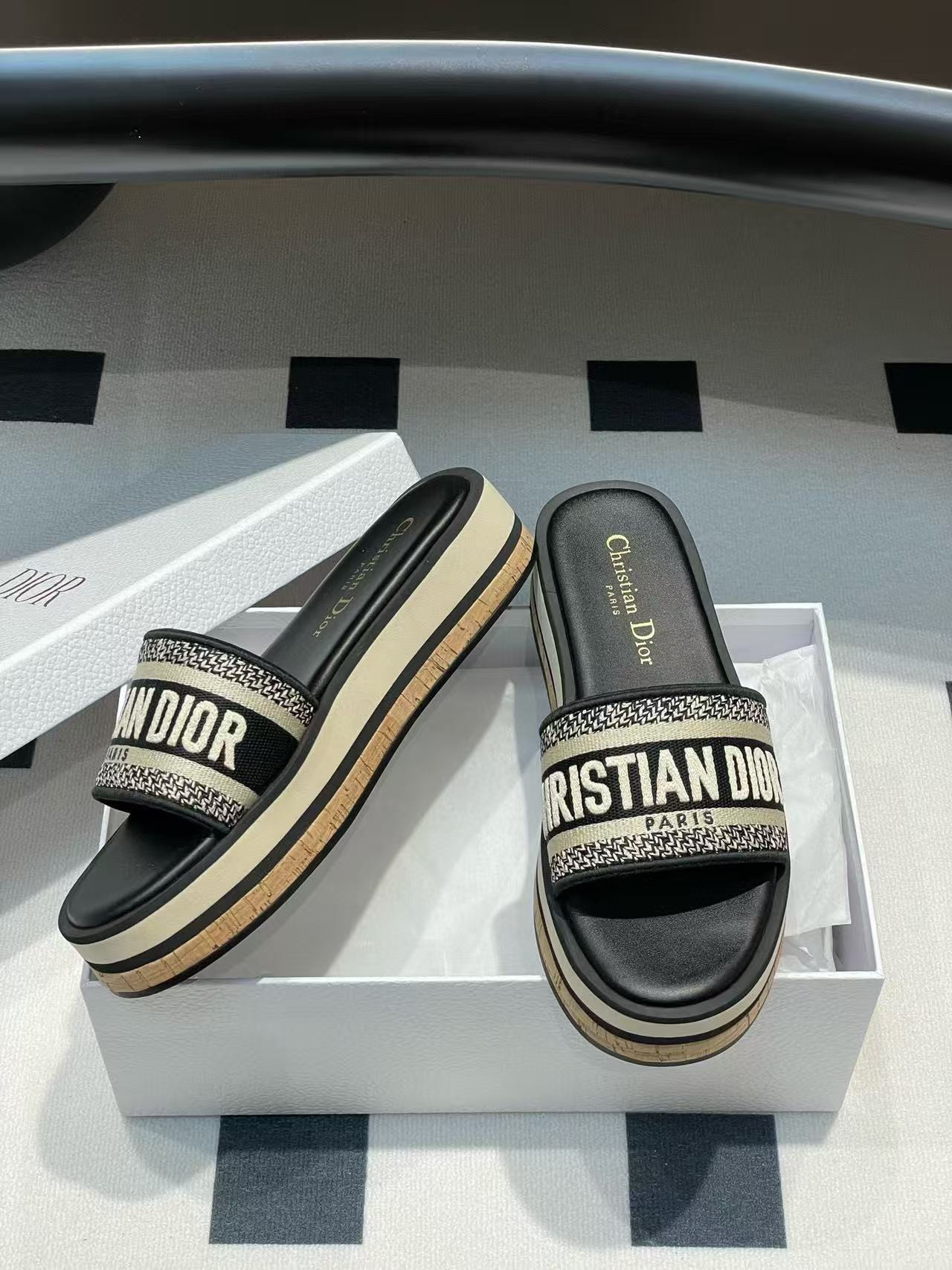 UA Dioriviera Dway Platform Slide