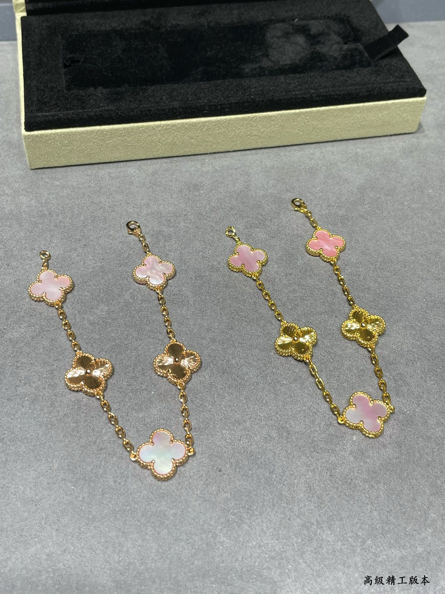 Van Cleef & ArpelsNatural pink shell spacing car flower five flower four leaf clover Bracelet(No refund or exchange)
