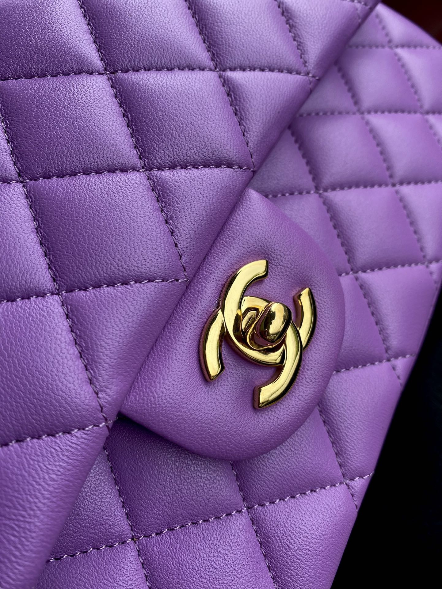 Chanel Classic Flap Bag 15.5x25.5x6.5cm