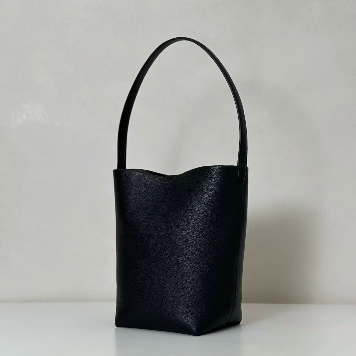 The Row Medium N/S Park Tote Bag in Leather 16.5x16.5x28cm
