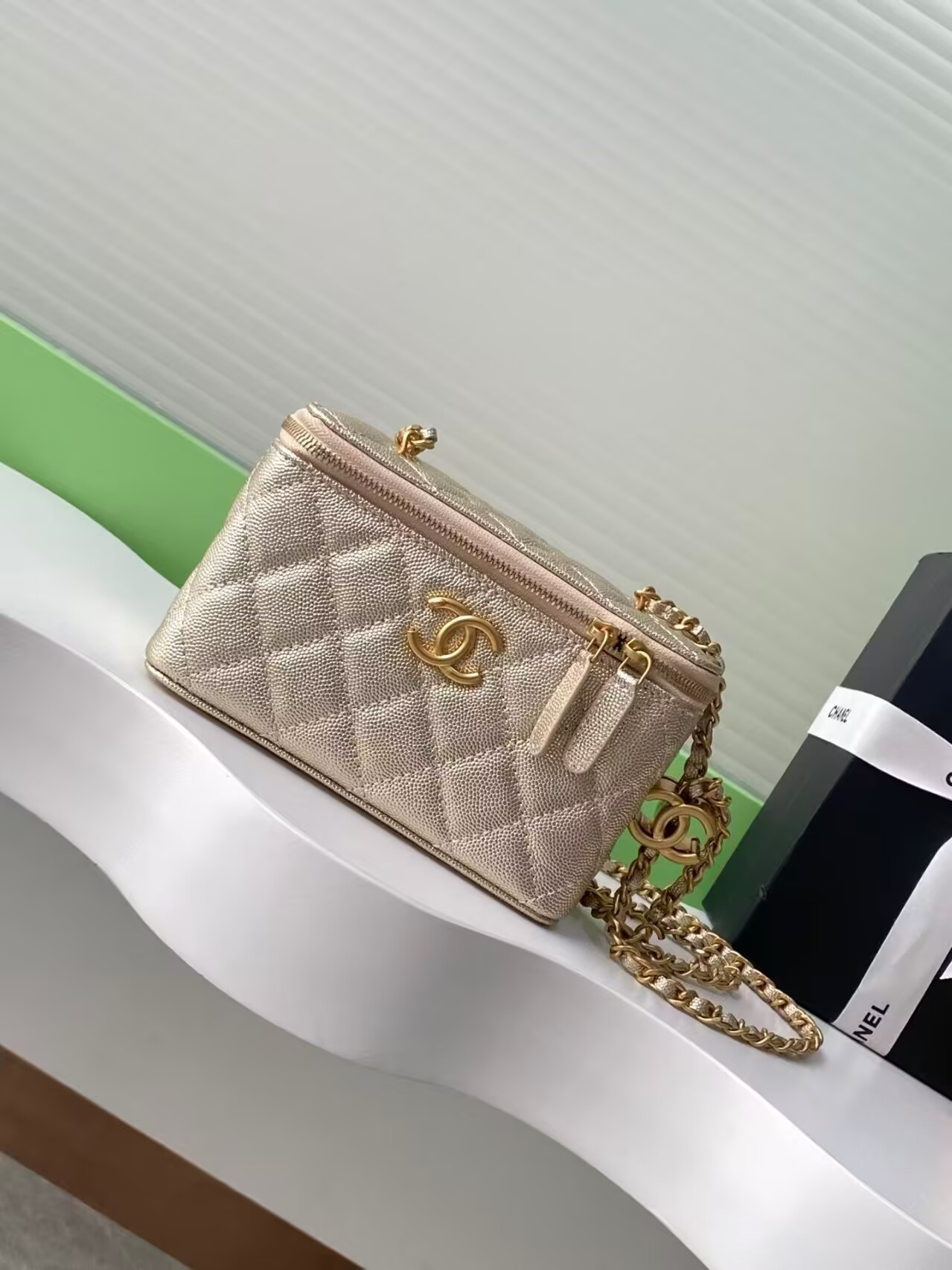 CHANEL Vanity With Chain 9.5x17x8cm