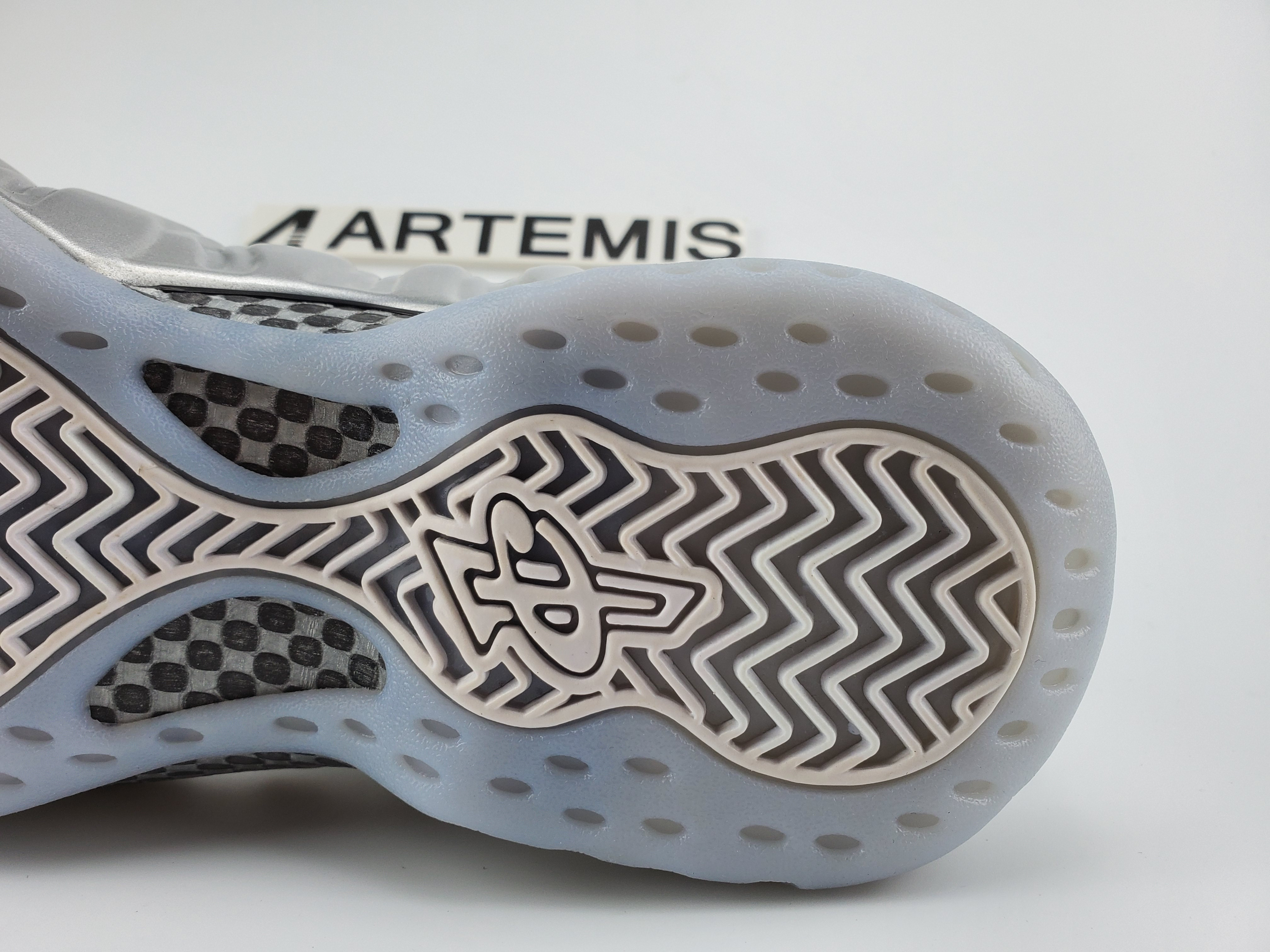 air foamposite one Ch*0me white