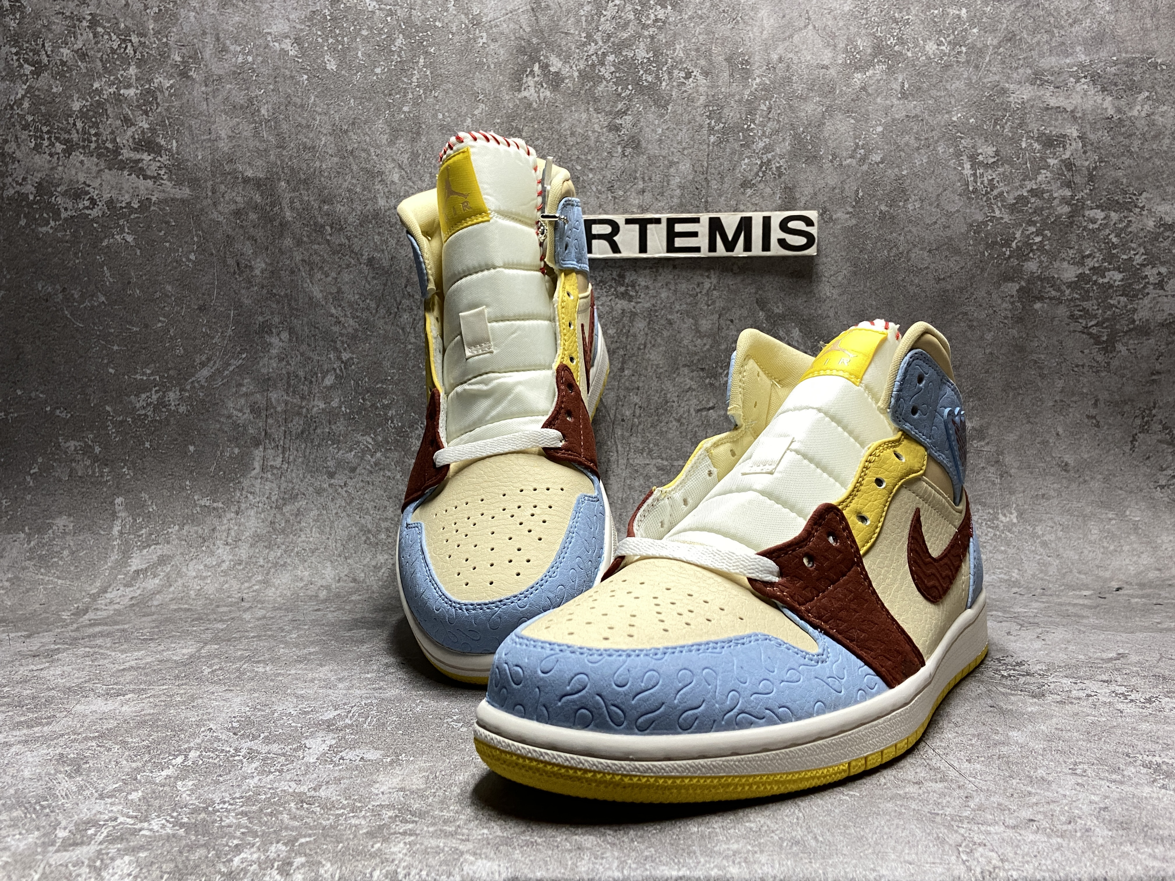 Air Jordan 1 Mid SE Fearless Maison Chateau Rouge