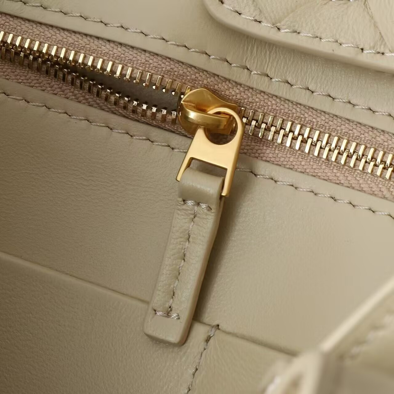 Bottega Veneta Medium Andiamo 32x25x11CM