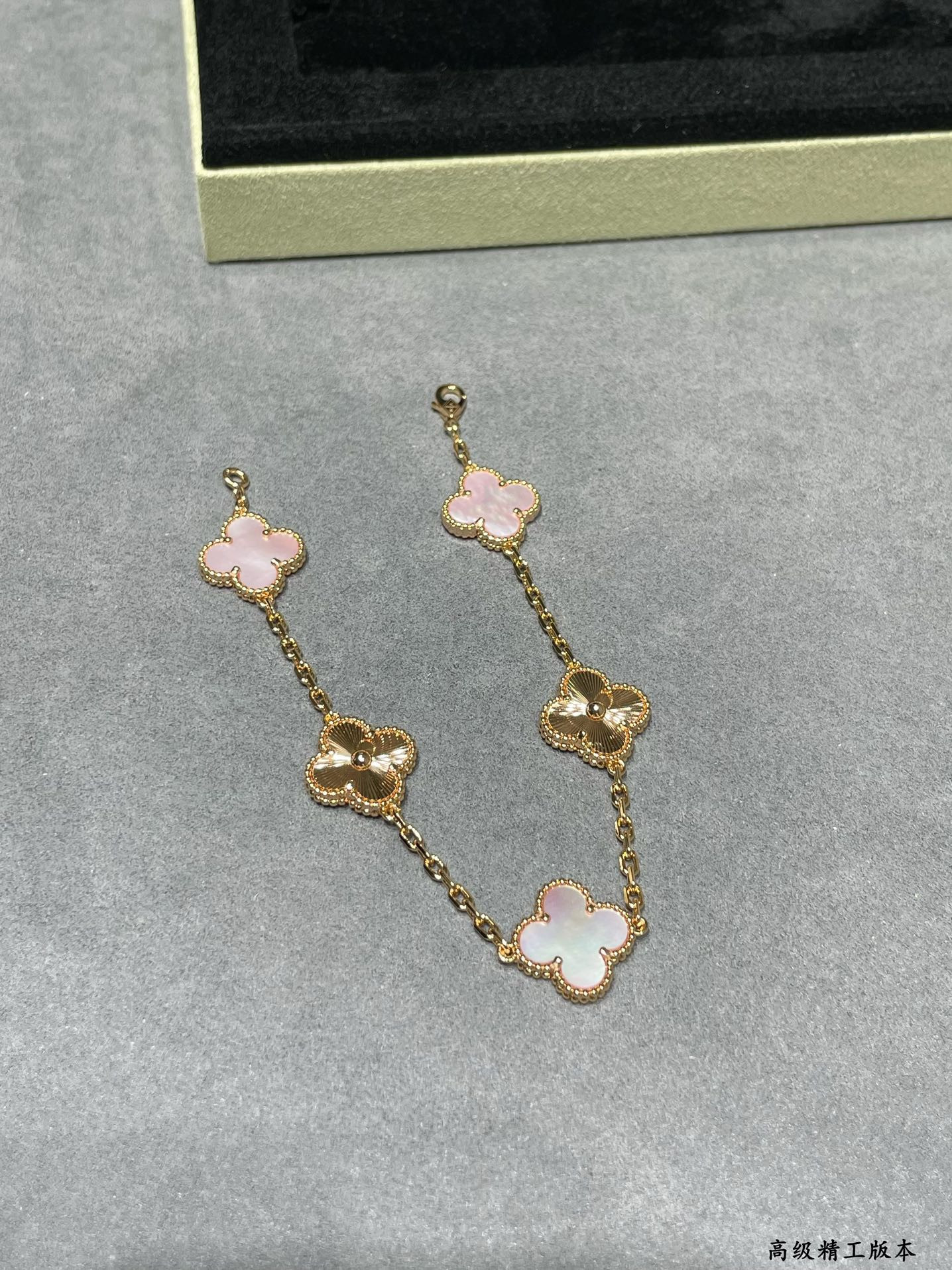 Van Cleef & ArpelsNatural pink shell spacing car flower five flower four leaf clover Bracelet(No refund or exchange)