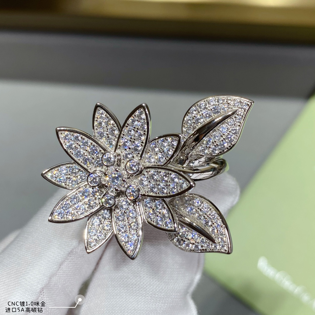 Van Cleef & Arpels lotus Ring