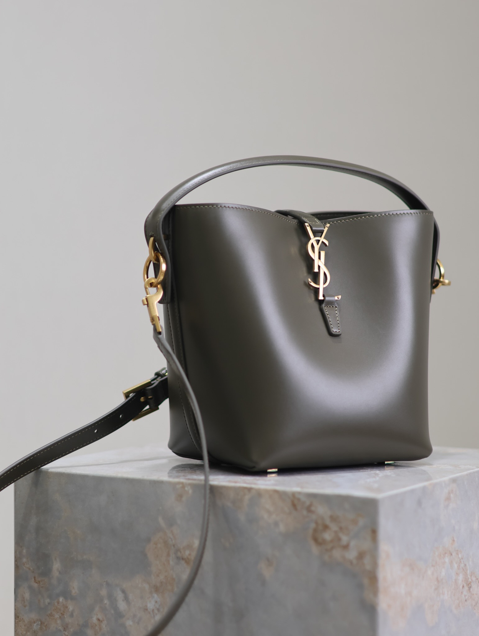 YSL LE 37 In Shiny Leather 17x20x13cm