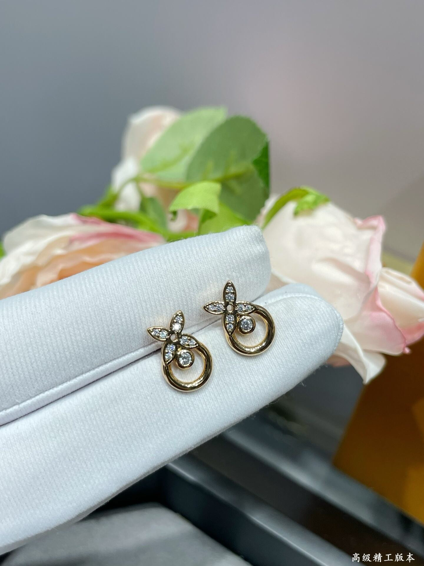 LV Single Flower Circle Earrings
