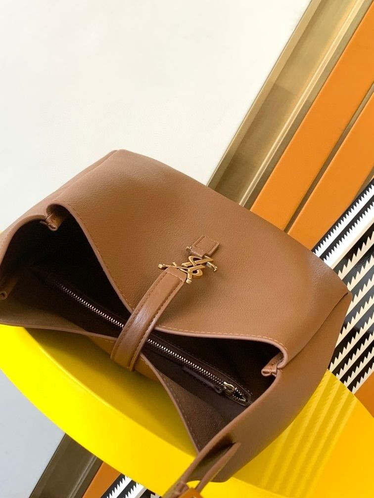 YSL LE 5 À 7 SUPPLE SMALL IN GRAINED LEATHER 23 x 22 x 8.5 cm