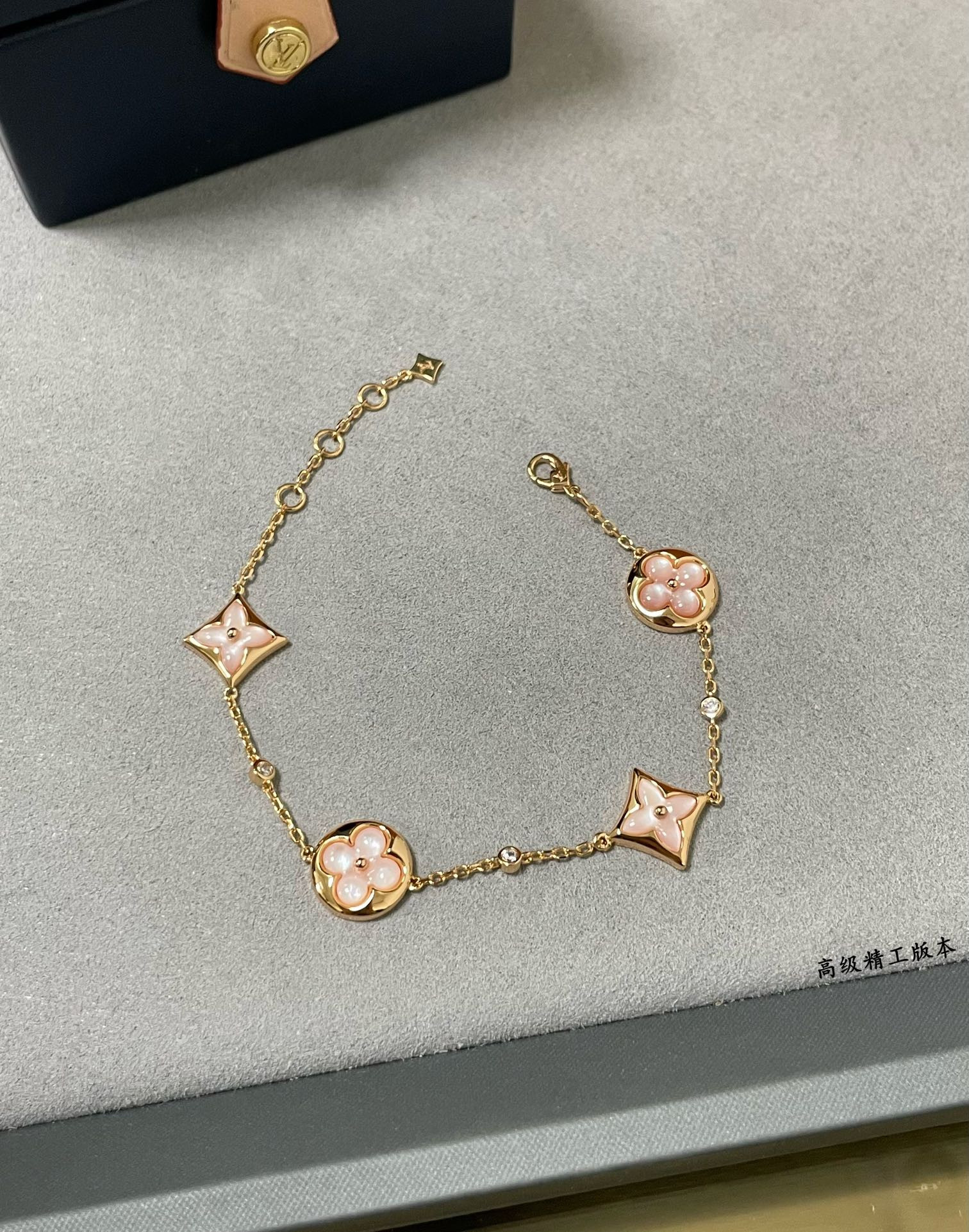 Louis Vuitton Four-Flower High-End Mother-of-Pearl Bracelet