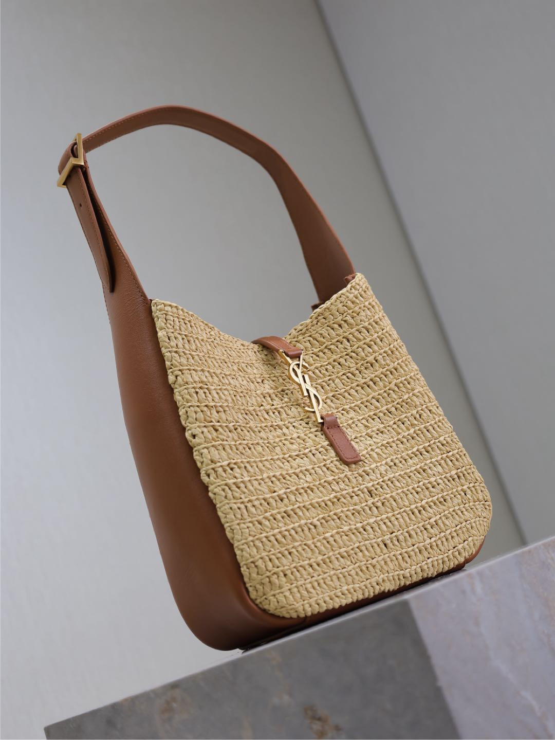 YSL LE 5 À 7 Supple Small in Raffia and leather 22 X 22 X 7-9 CM
