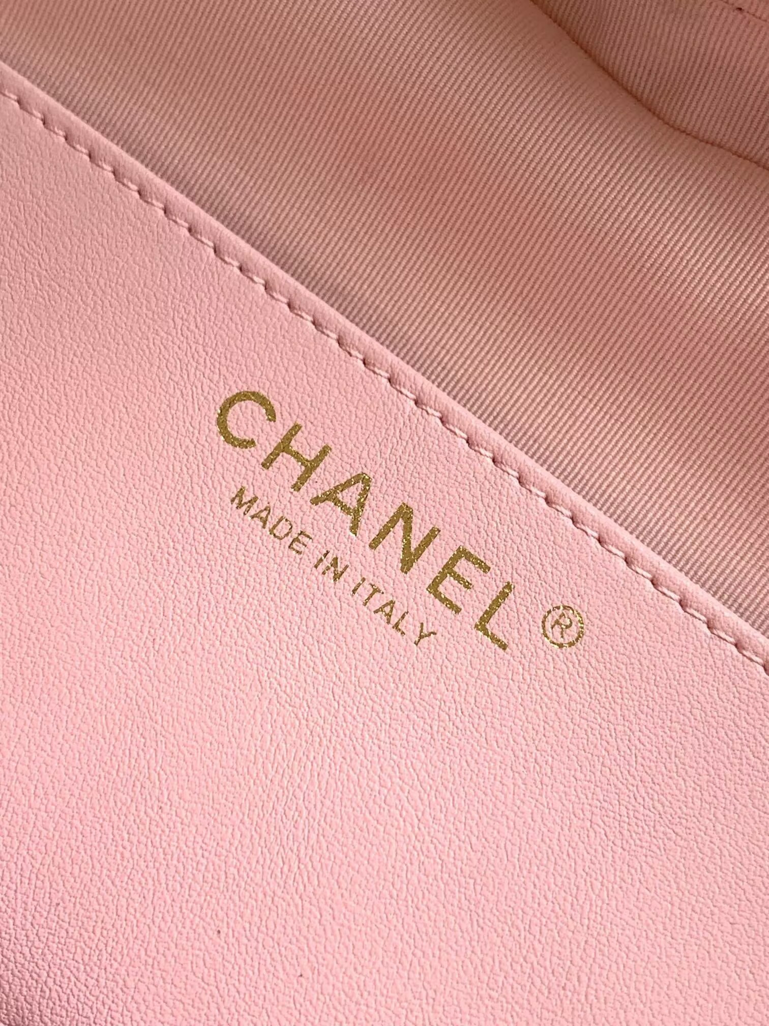 Chanel 25B Heart Bag AS5764 18x19x5cm