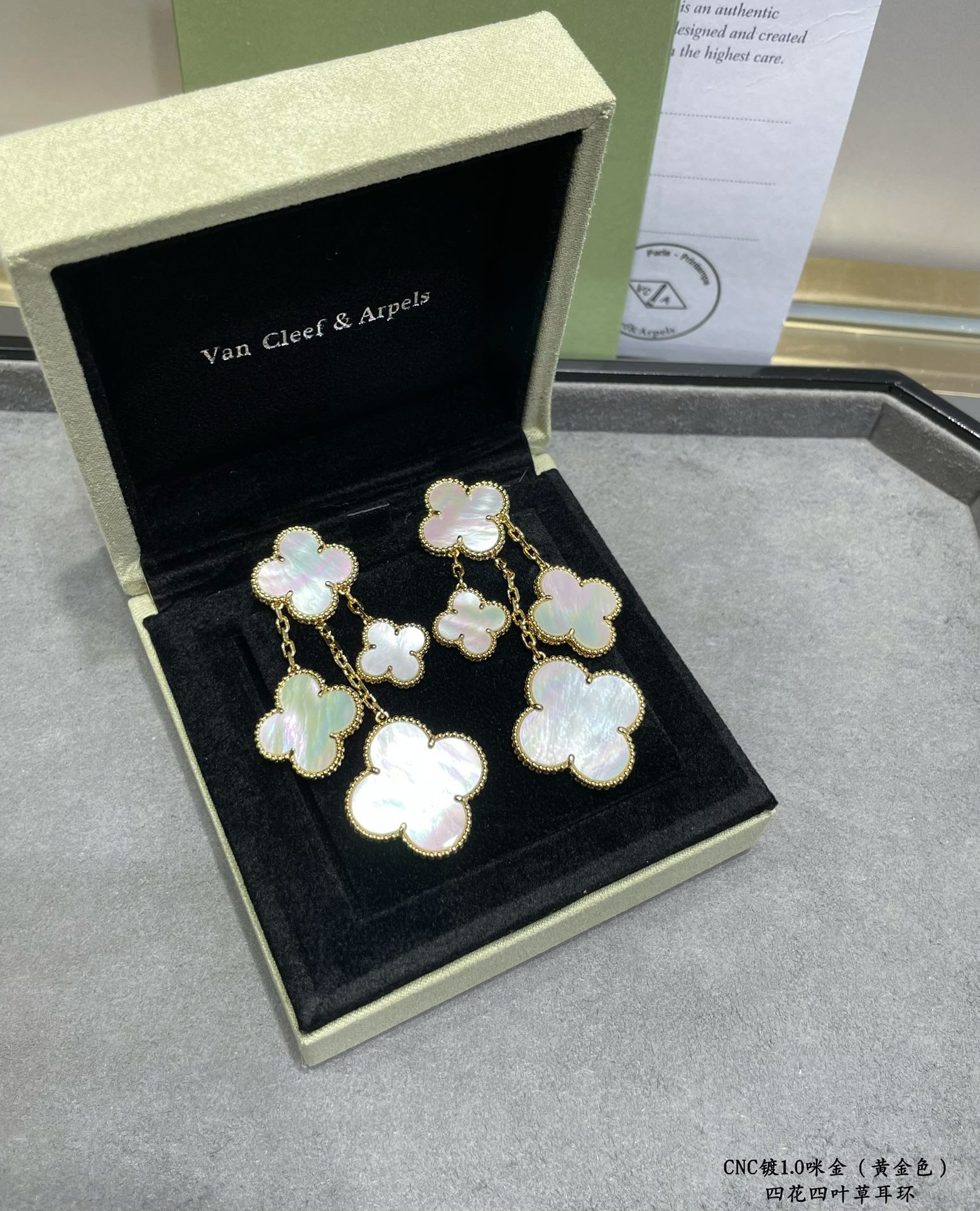 Van Cleef & Arpels High-grade white fritillary four-flower four-leaf clover Earrings