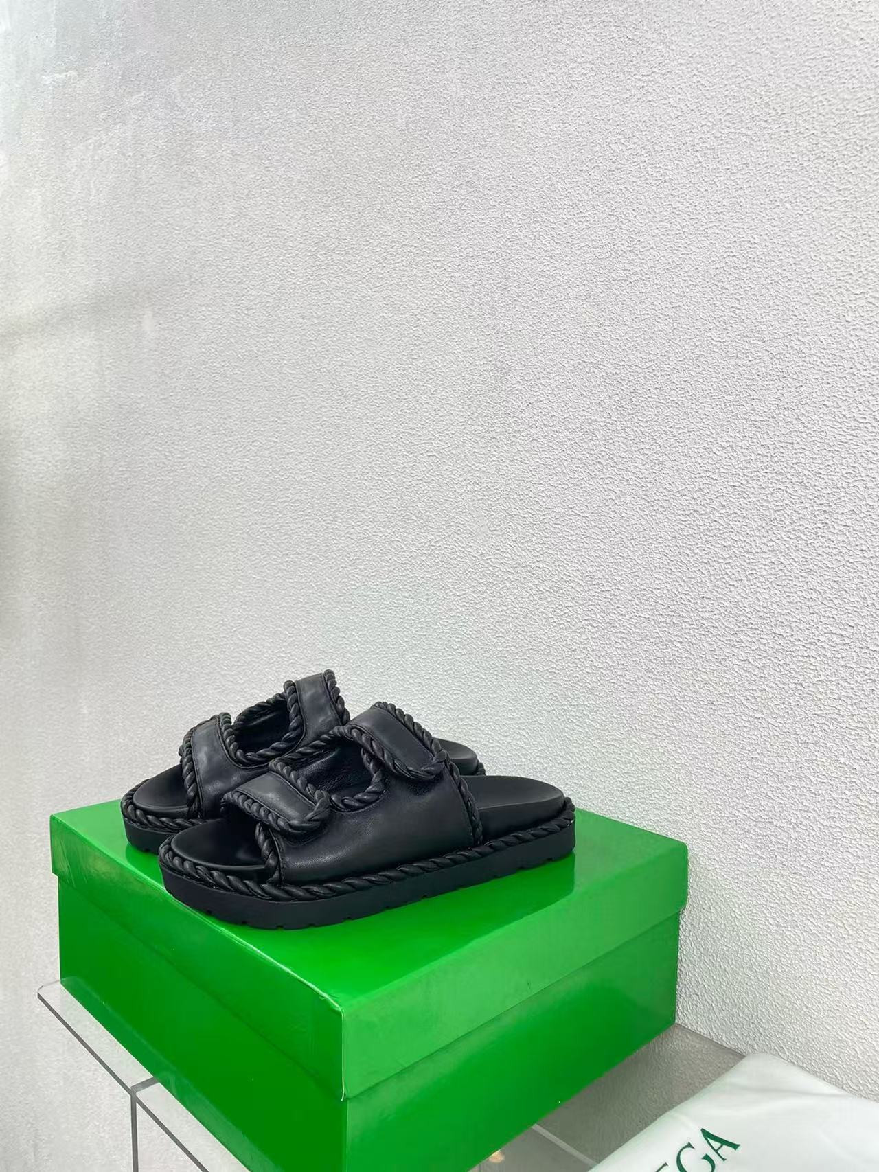 UA Bottega Veneta Slide