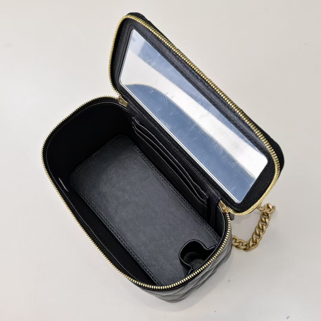 CHANEL Vanity With Chain 9.5x17x8cm