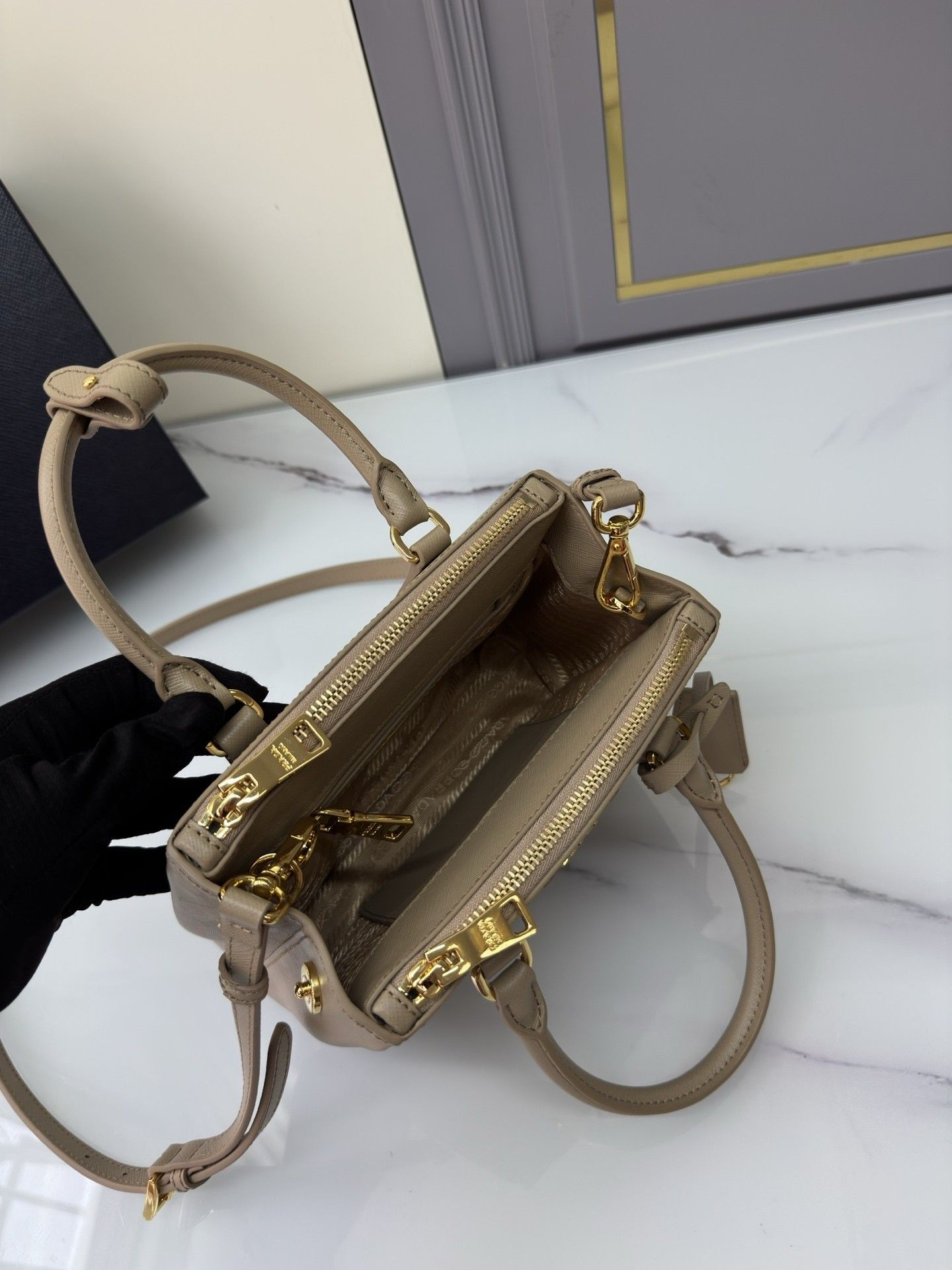 Prada Galleria Mini Saffiano Leather Bag 20x15x9.5cm