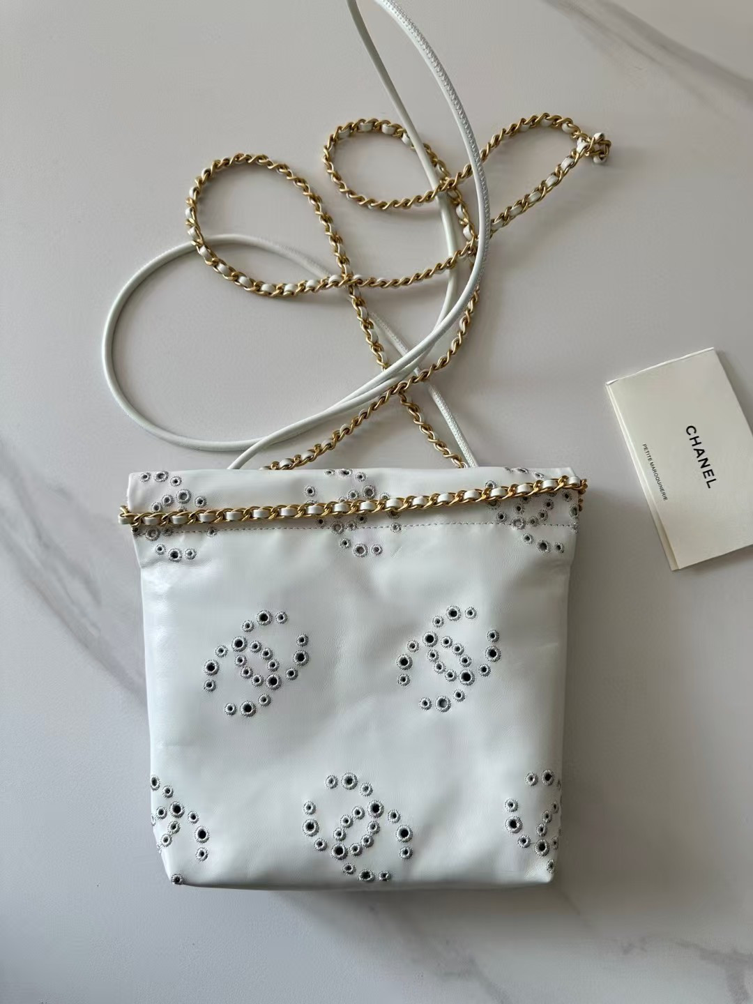 CHANEL 22 MINI HANDBAG Shiny Calfskin 20 × 19 × 6 cm