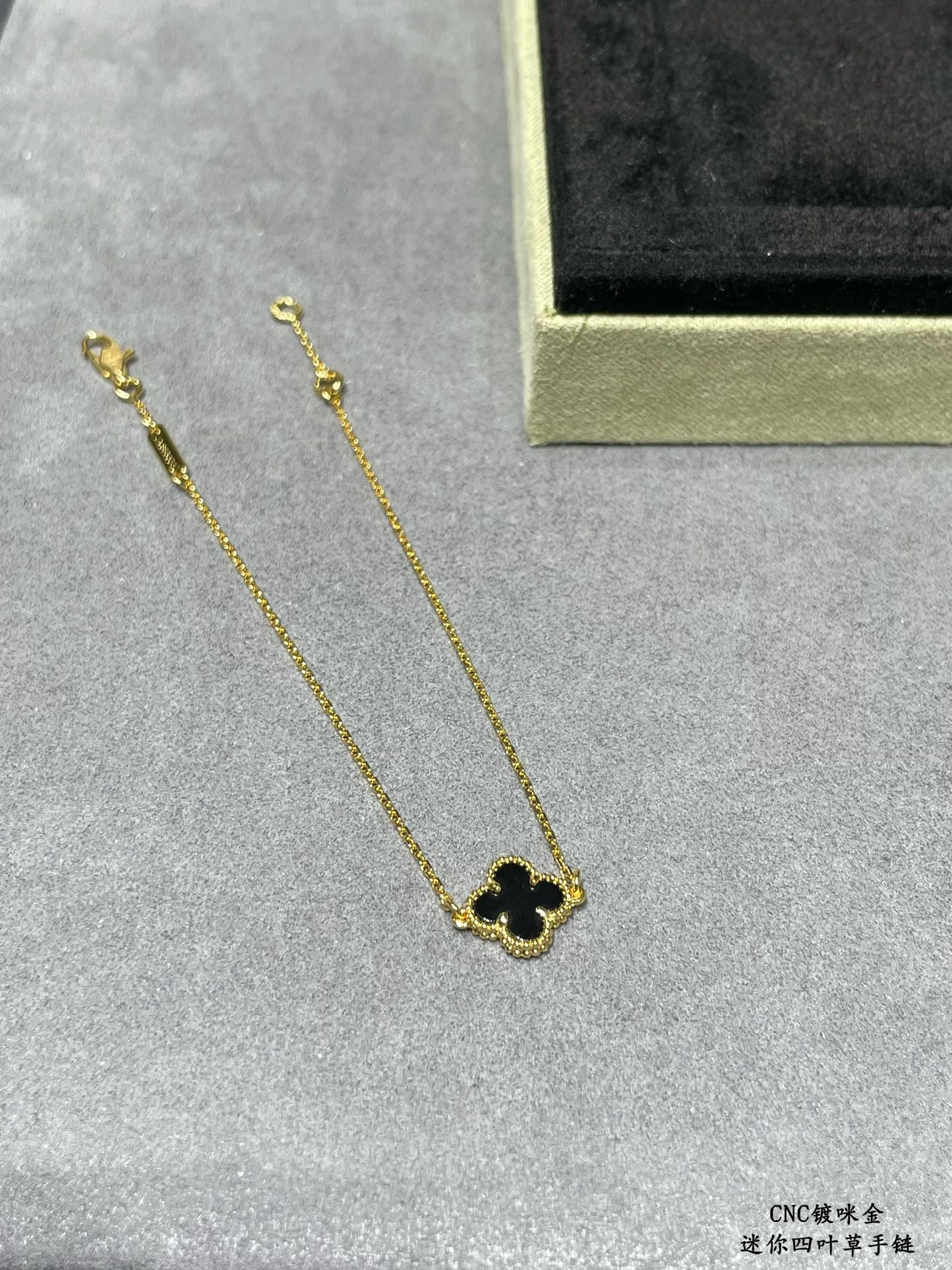 Van Cleef & Arpels Mini High-grade Black Onyx Clover Bracelet