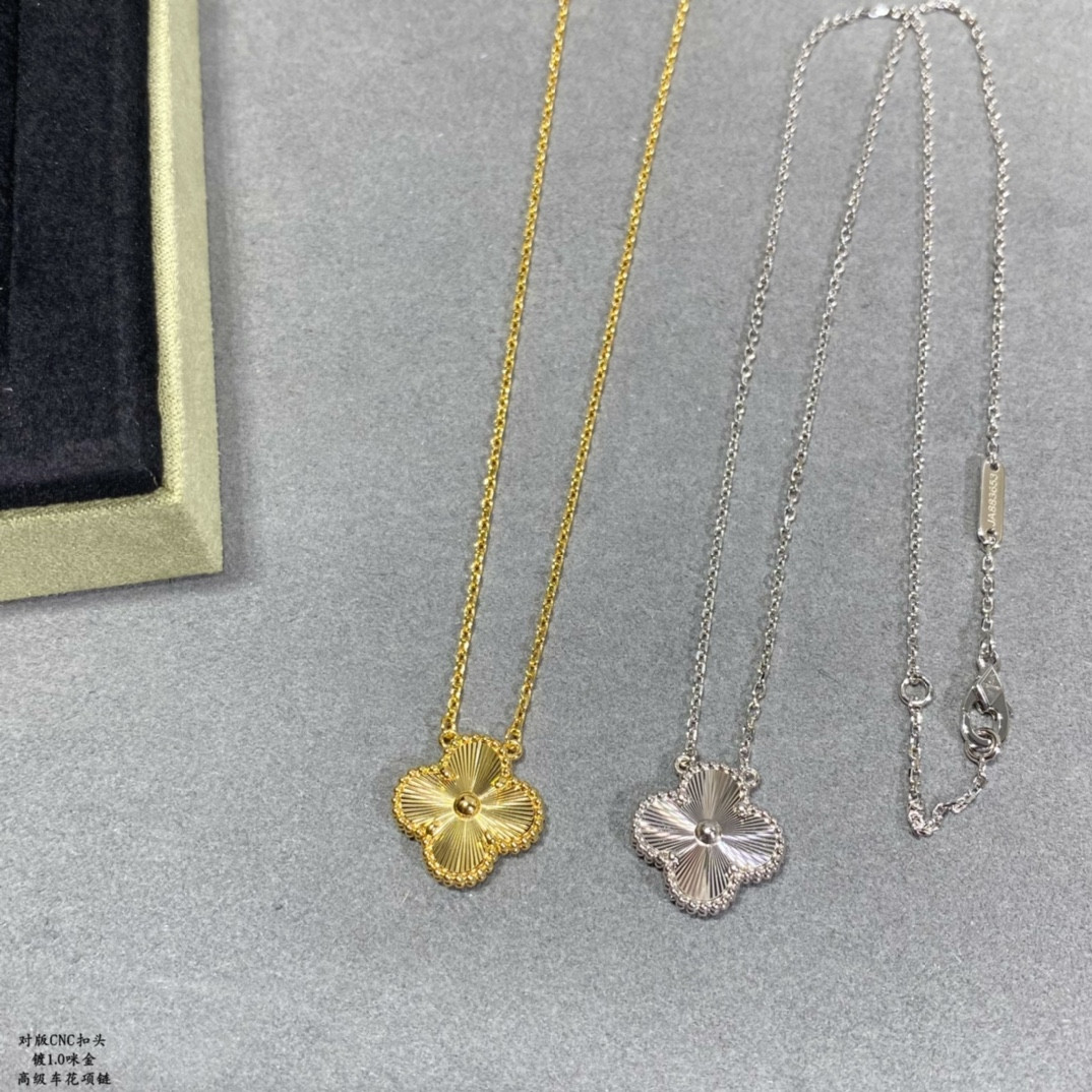 Van Cleef & Arpels Medium Classic Four Leaf Clover Necklace Diameter approx 1.5cm,Chain length approx 40+5cm