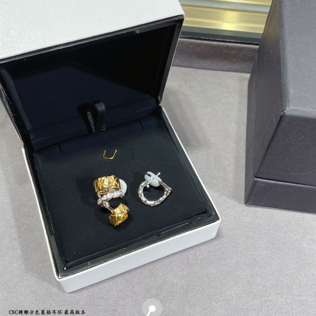 Chanel Finely carved diamond color separation Earrings