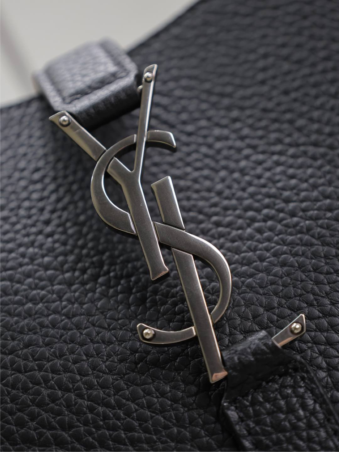 YSL LE 5 À 7 BEA in grained leather 50×28×18cm