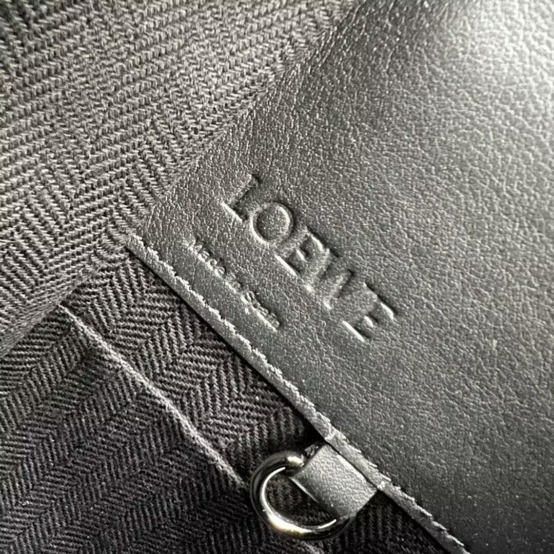 Loewe Compact Hammock bag in classic calfskin 20.8x14.4x19.5cm