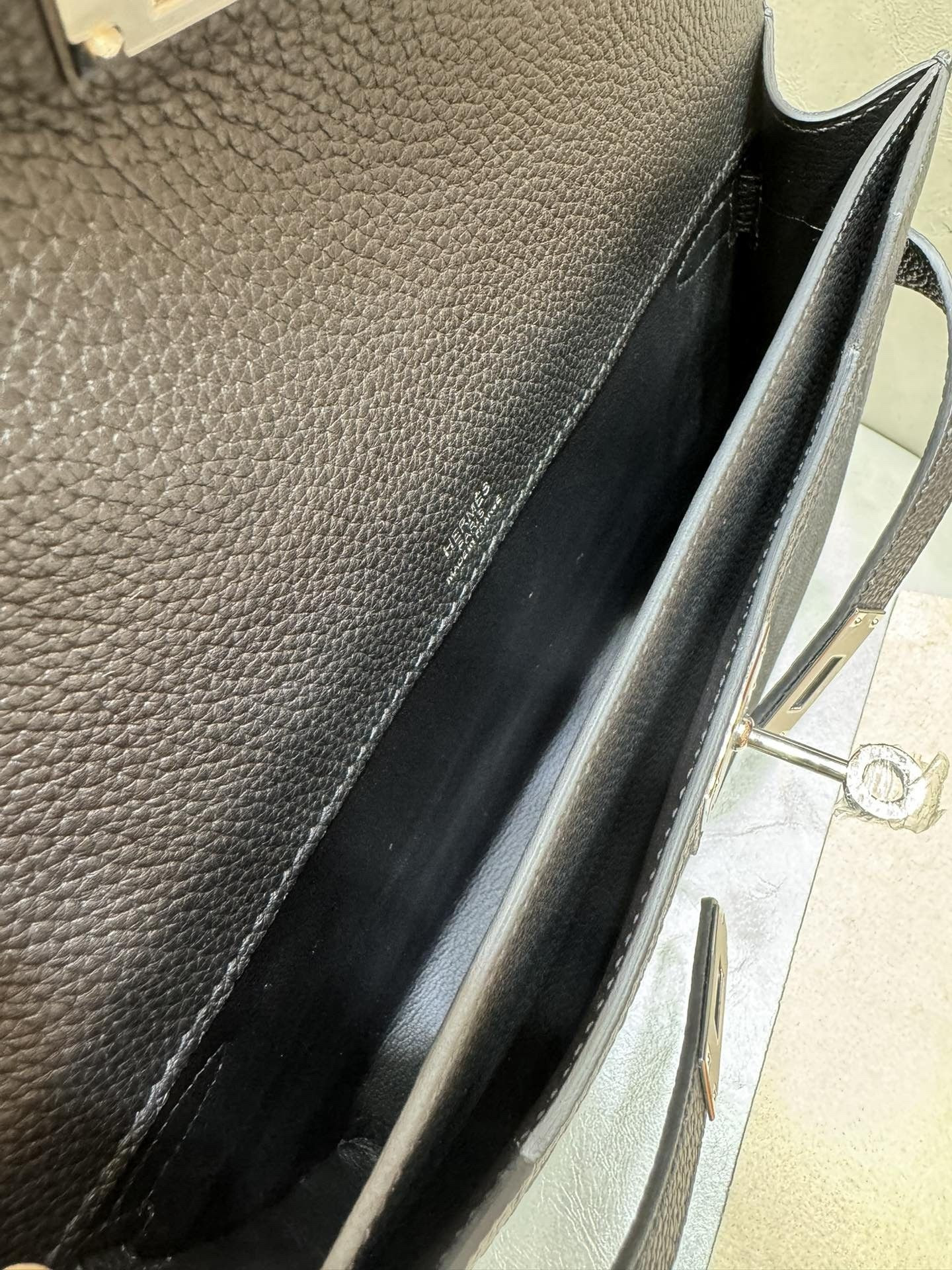 Hermès Kelly Depeches 25x18.5x4.5cm