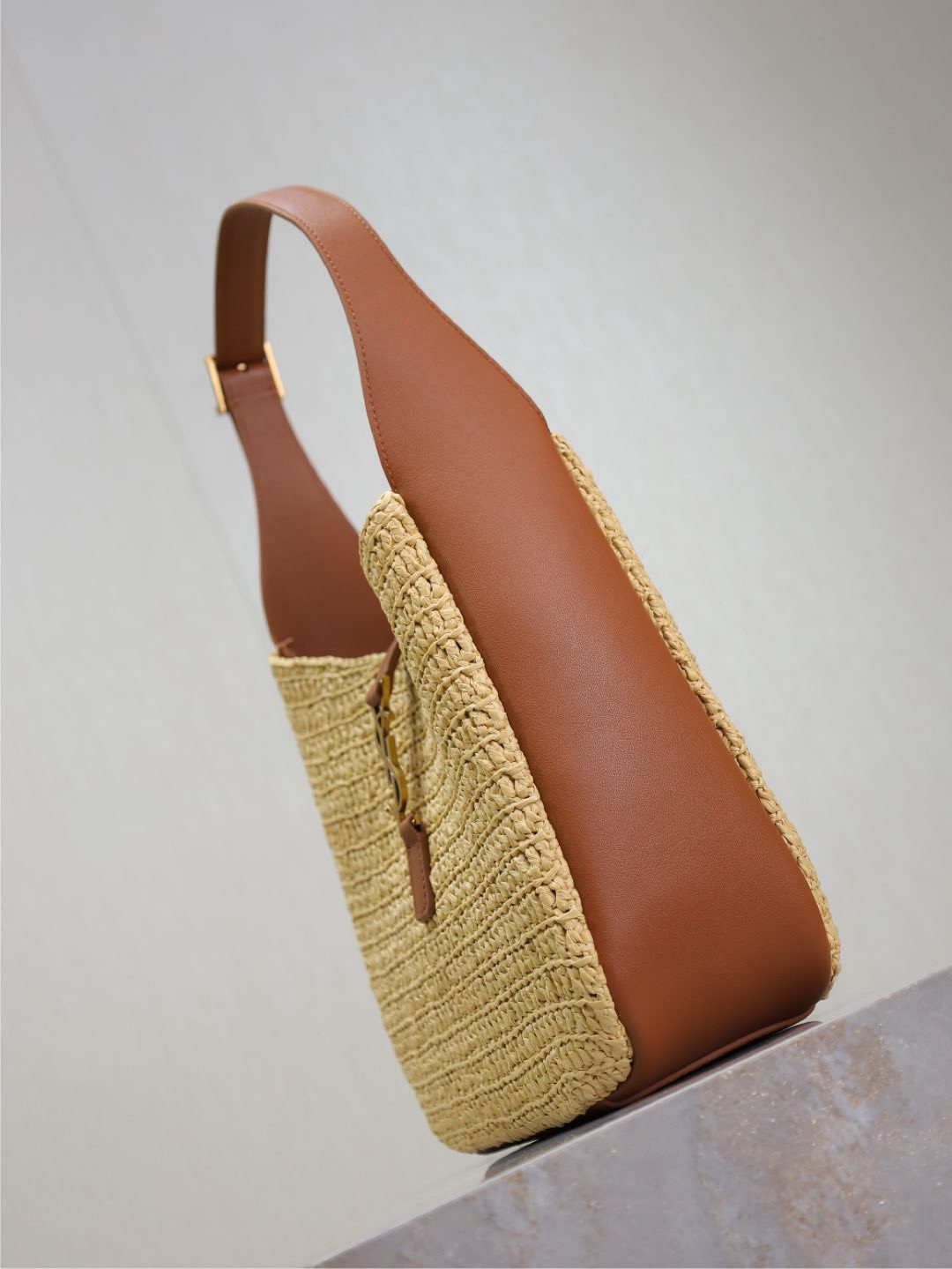 YSL LE 5 À 7 Supple Small in Raffia and leather 22 X 22 X 7-9 CM