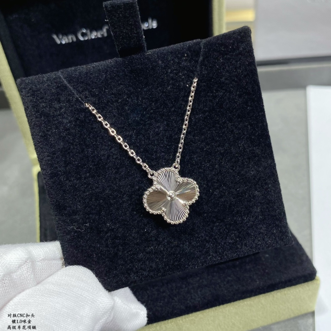 Van Cleef & Arpels Medium Classic Four Leaf Clover Necklace Diameter approx 1.5cm,Chain length approx 40+5cm