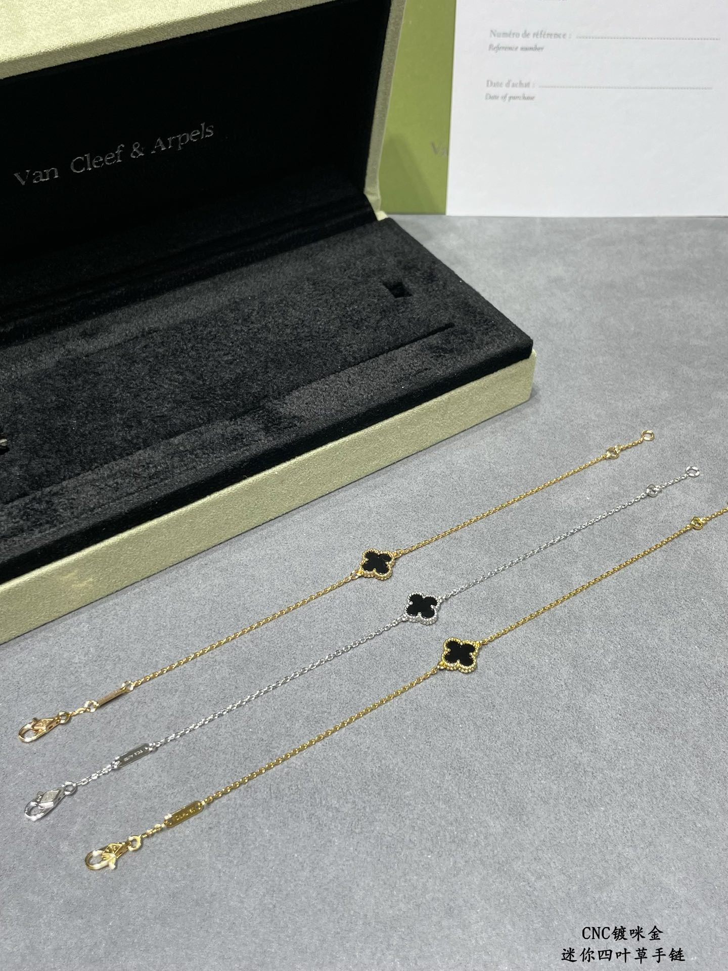 Van Cleef & Arpels Mini High-grade Black Onyx Clover Bracelet