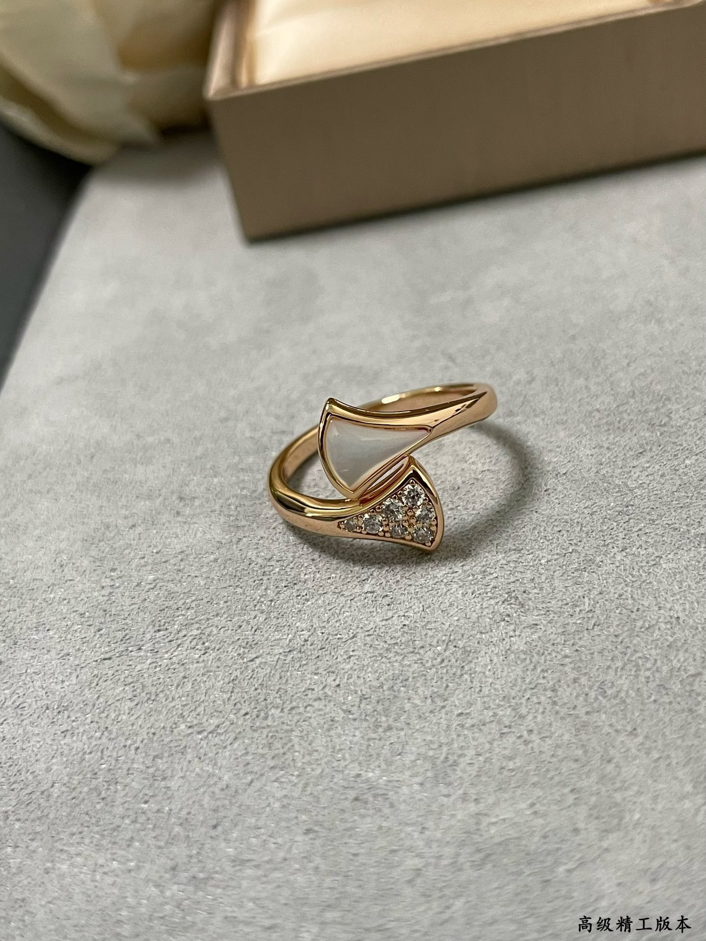 Bvlgari White mother-of-pearl scalloped skirt Ring