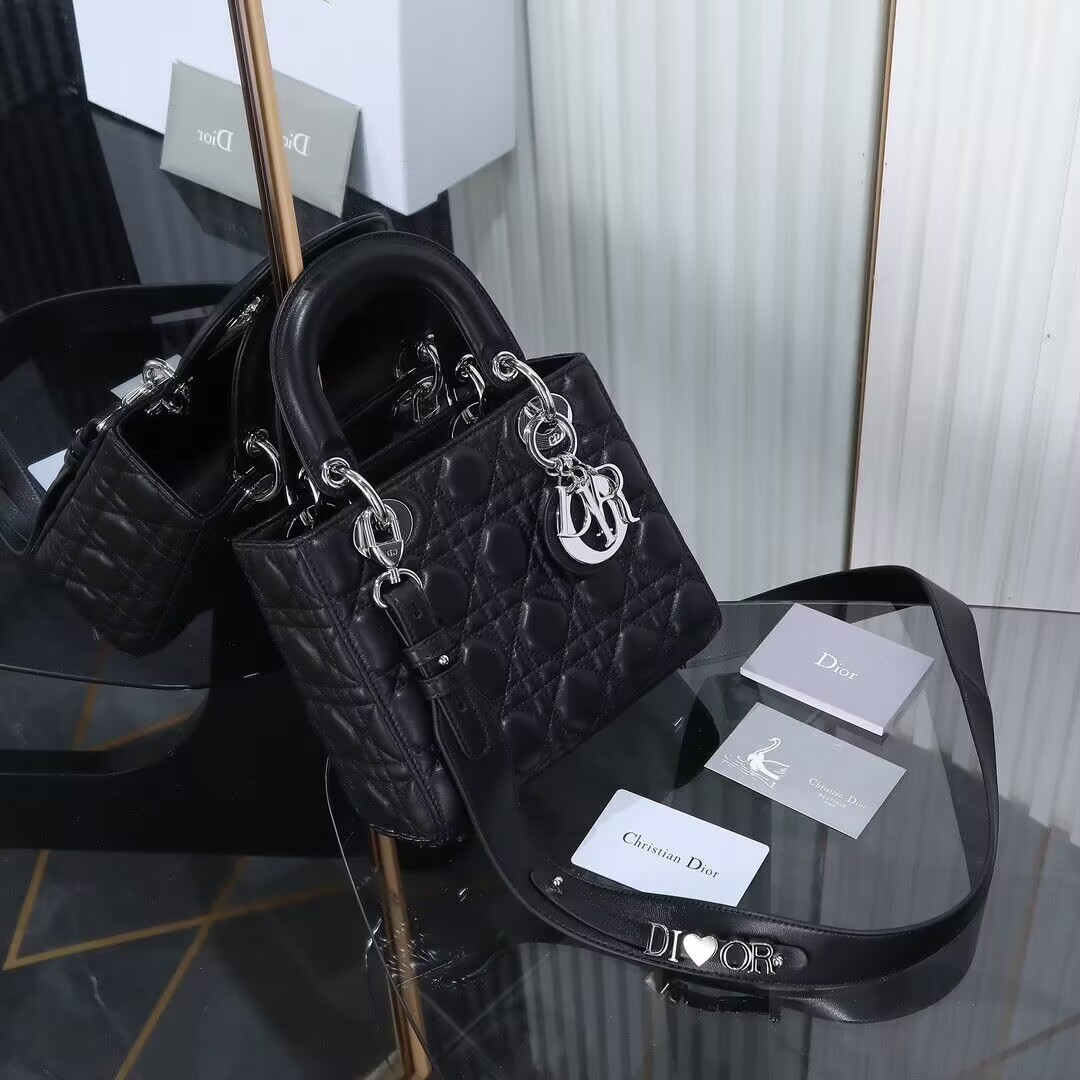 Small Lady Dior Bag 20 x 17 x 8 cm