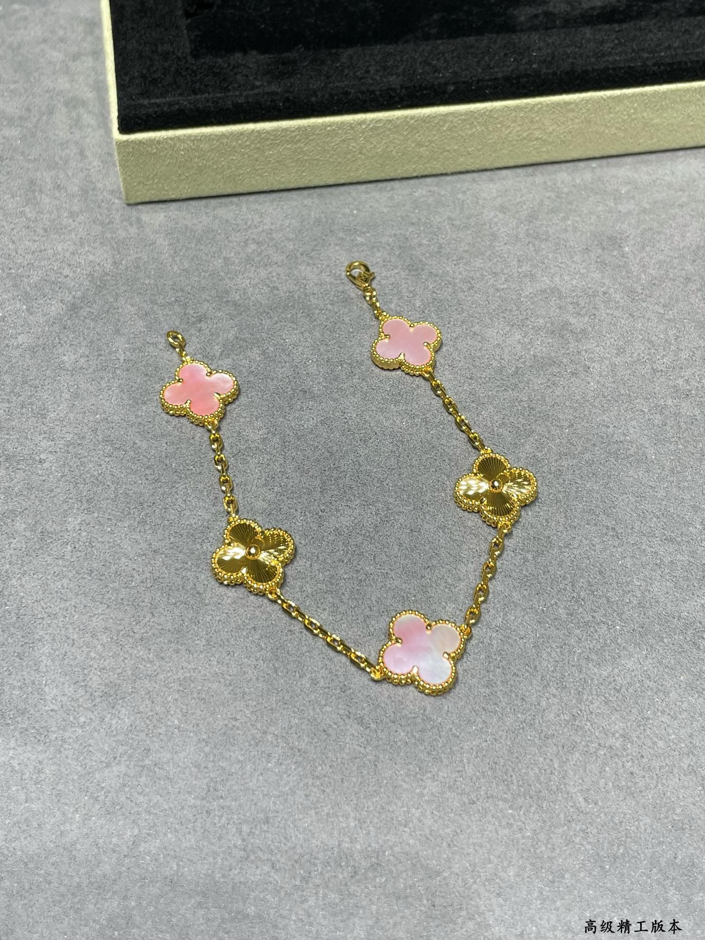 Van Cleef & ArpelsNatural pink shell spacing car flower five flower four leaf clover Bracelet(No refund or exchange)