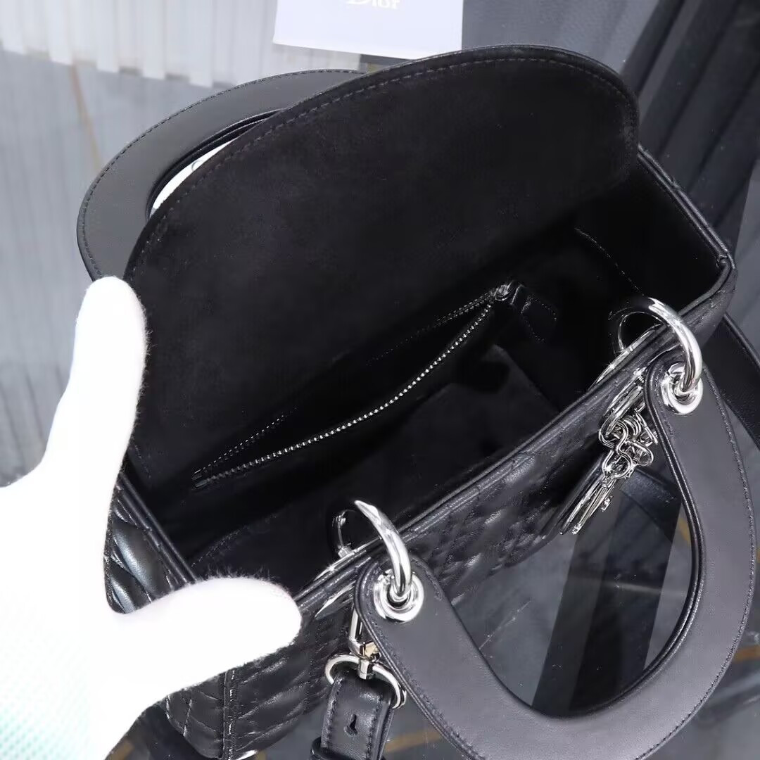 Small Lady Dior Bag 20 x 17 x 8 cm