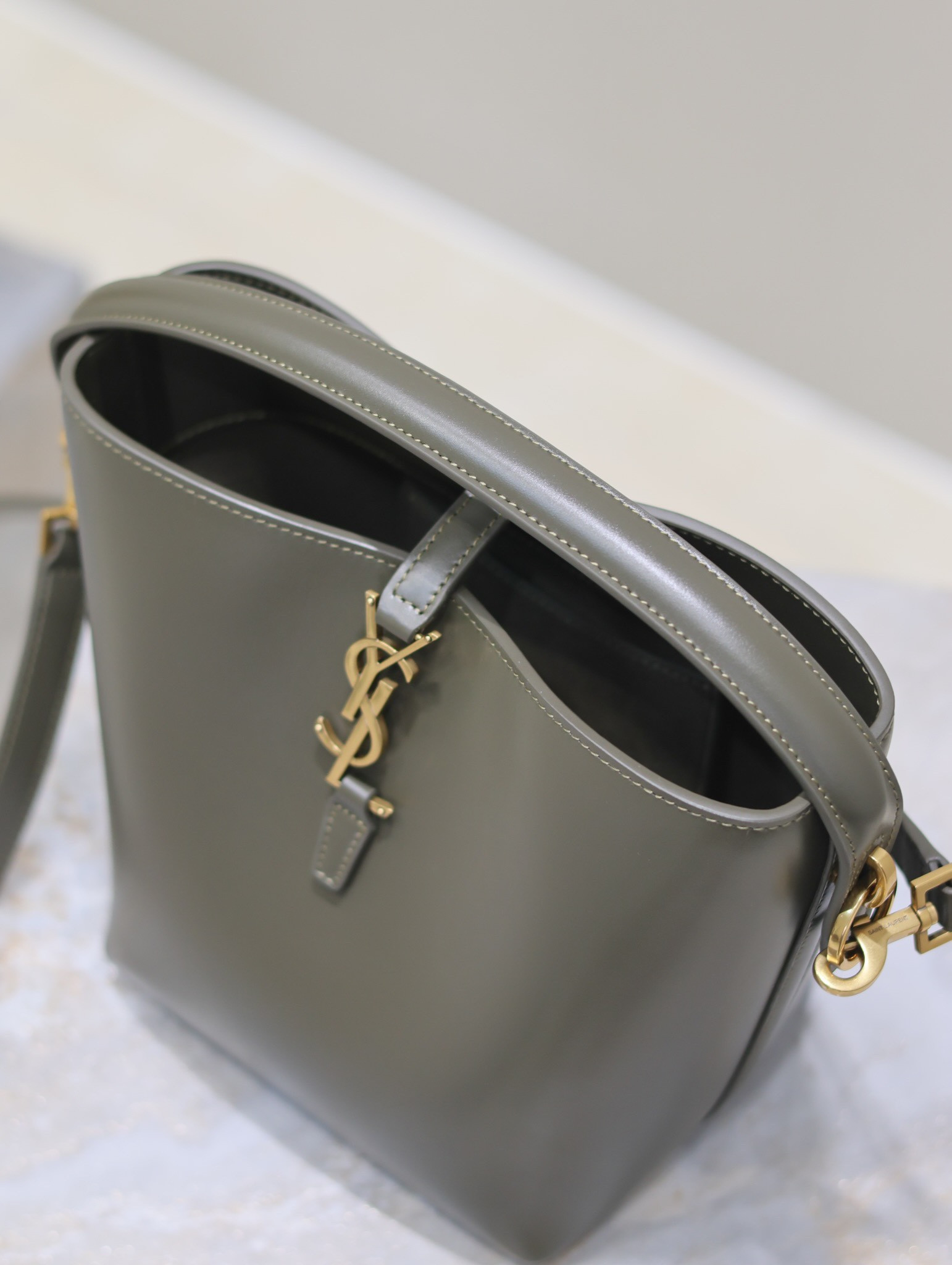 YSL LE 37 In Shiny Leather 17x20x13cm