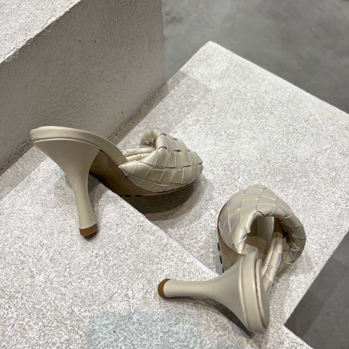 UA Bottega Veneta Blink Slides