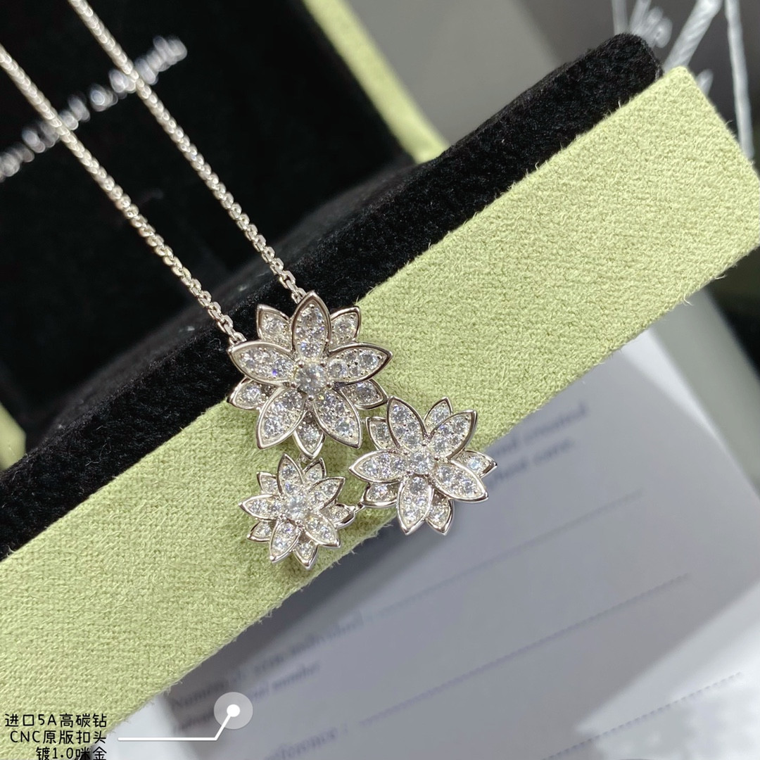 Van Cleef & Arpels lotus Necklace