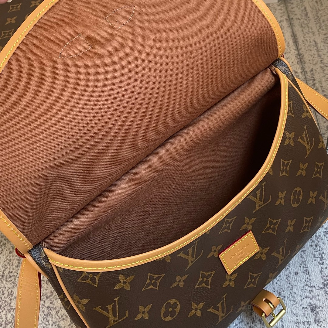 LV VINTAGE SAUMUR M40710