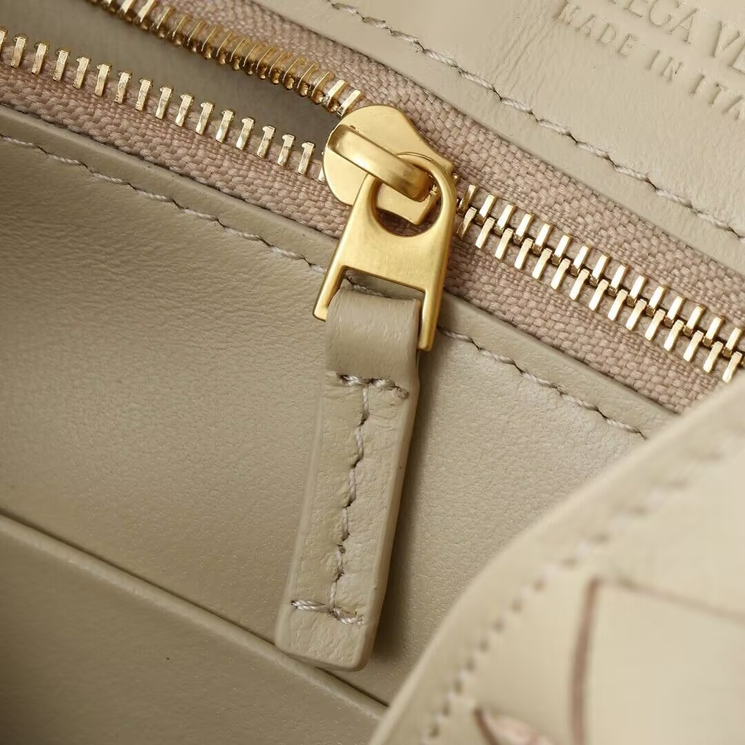 Bottega Veneta Small Andiamo 25x22x10.5cm