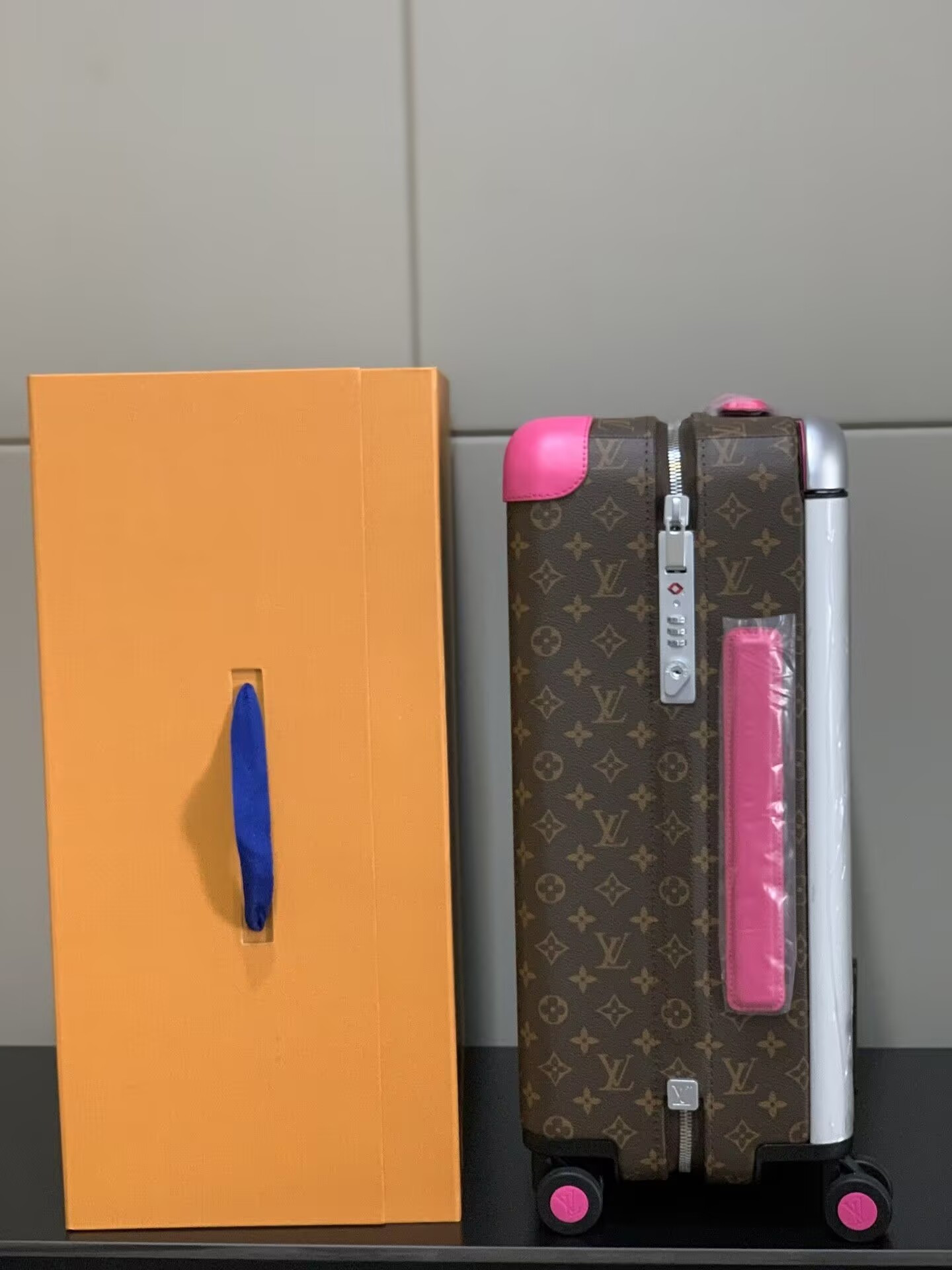 Louis Vuitton LV Horizon 55 Colormania Fuchsia M46780 15 x 21.7 x 8.3 inches