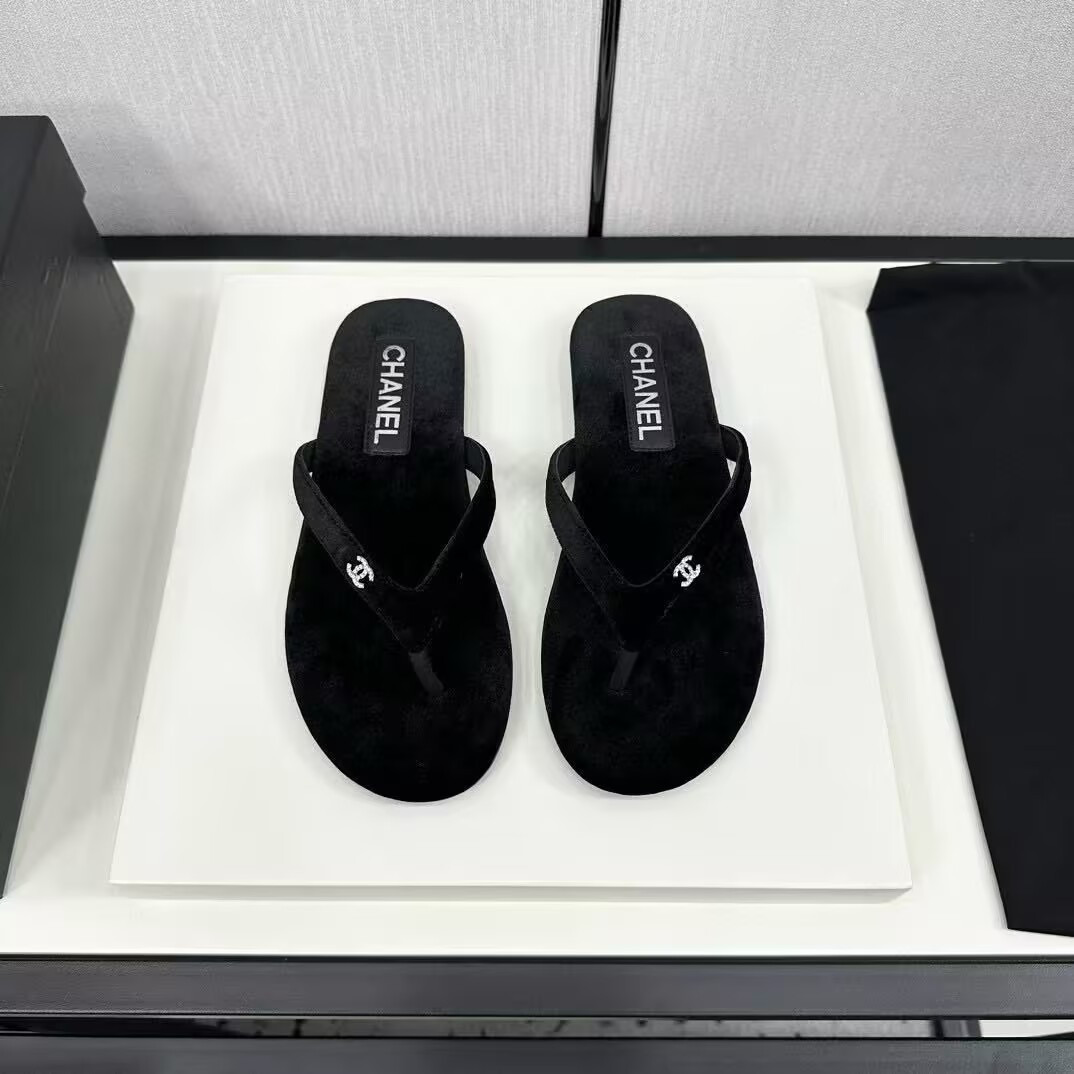 UA Chanel Slides