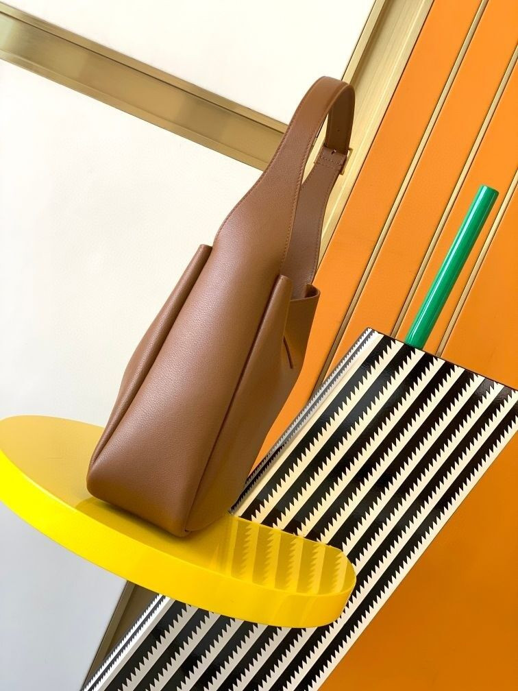 YSL LE 5 À 7 SUPPLE SMALL IN GRAINED LEATHER 23 x 22 x 8.5 cm